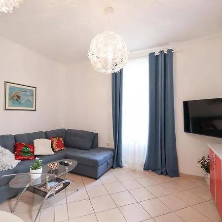 Cosy Apartman 公寓 扎达尔
