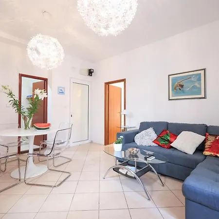 Cosy Apartman 公寓